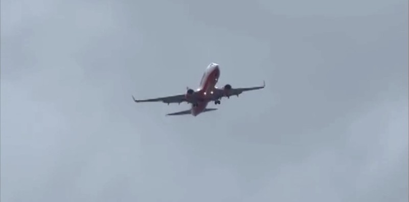Pesawat Jeju Air nomor penerbangan 1408 terlihat bergoyang oleng diterpa angin topan Shanshan dan membatalkan pendaratannya di Bandara Fukuoka, Jepang Kamis (29/8/2024). Pesawat Jeju Air nomor penerbangan 1408 terlihat bergoyang oleng diterpa angin topan Shanshan dan membatalkan pendaratannya di Bandara Fukuoka, Jepang Kamis (29/8/2024). (Tangkapan Layar Video Reuters/KOJI ISHIMARU)