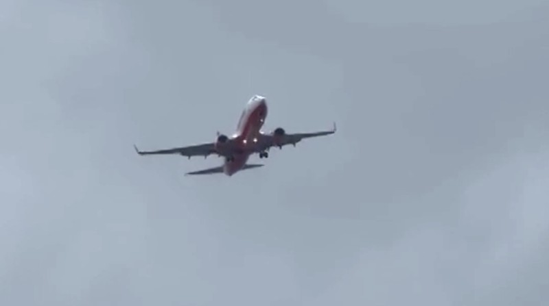 Pesawat Jeju Air nomor penerbangan 1408 terlihat bergoyang oleng diterpa angin topan Shanshan dan membatalkan pendaratannya di Bandara Fukuoka, Jepang Kamis (29/8/2024). (Tangkapan Layar Video Reuters/KOJI ISHIMARU)