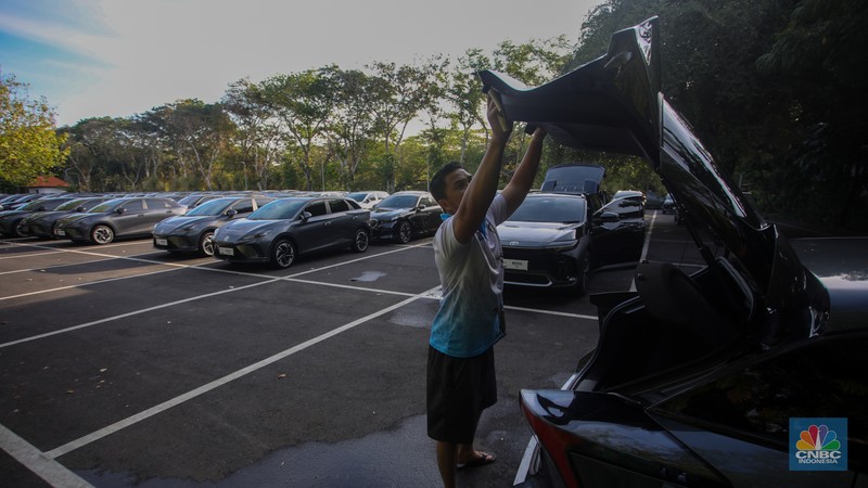 Petugas melihat mobil listrik yang terparkir di area Central Park ITDC Nusa Dua, Badung, Bali, Jumat (30/5/2024). (CNBC Indonesia/Faisal Rahman) Petugas melihat mobil listrik yang terparkir di area Central Park ITDC Nusa Dua, Badung, Bali, Jumat (30/5/2024). (CNBC Indonesia/Faisal Rahman)