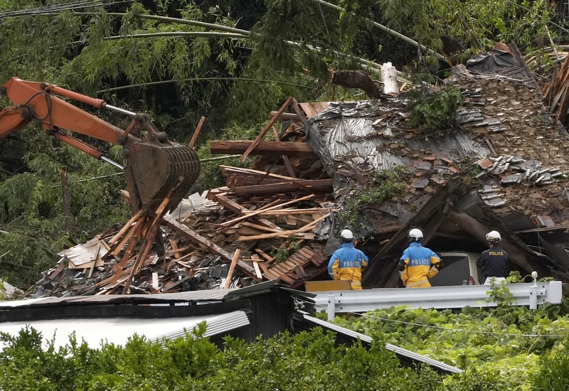 Petugas polisi berdiri selama operasi penyelamatan di daerah yang terkena dampak banjir akibat hujan lebat yang disebabkan oleh Topan Shanshan di Gamagori, prefektur Aichi, Jepang, 29 Agustus 2024, dalam foto yang diambil oleh Kyodo. Petugas polisi berdiri selama operasi penyelamatan di daerah yang terkena dampak banjir akibat hujan lebat yang disebabkan oleh Topan Shanshan di Gamagori, prefektur Aichi, Jepang, 29 Agustus 2024, dalam foto yang diambil oleh Kyodo. (Mandatory credit Kyodo/via REUTERS)