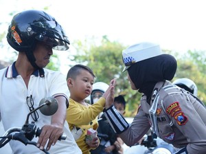 Polwan Lamongan Bagikan Helm dan Mawar ke Pengguna Jalan di HUT ke-76