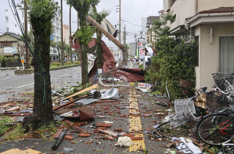 Petugas polisi berdiri selama operasi penyelamatan di daerah yang terkena dampak banjir akibat hujan lebat yang disebabkan oleh Topan Shanshan di Gamagori, prefektur Aichi, Jepang, 29 Agustus 2024, dalam foto yang diambil oleh Kyodo. Petugas polisi berdiri selama operasi penyelamatan di daerah yang terkena dampak banjir akibat hujan lebat yang disebabkan oleh Topan Shanshan di Gamagori, prefektur Aichi, Jepang, 29 Agustus 2024, dalam foto yang diambil oleh Kyodo. (Mandatory credit Kyodo/via REUTERS)