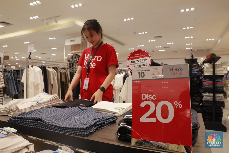 Sejumlah pengunjung menghadiri acara peluncuran Metro Style Department Store di acara Reopening Transmart Cilandak, Jakarta, (30/8/2024). (CNBC Indonesia/Muhammad Sabki)