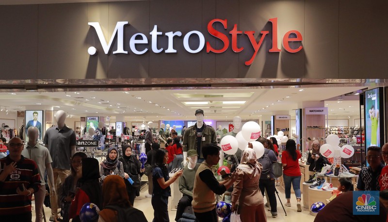 Sejumlah pengunjung menghadiri acara peluncuran Metro Style Department Store di acara Reopening Transmart Cilandak, Jakarta, (30/8/2024). (CNBC Indonesia/Muhammad Sabki)