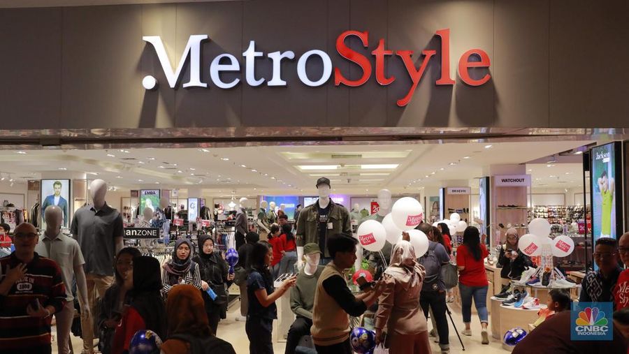 Sejumlah pengunjung menghadiri acara peluncuran Metro Style Department Store di acara Reopening Transmart Cilandak, Jakarta, (30/8/2024). (վ/Muhammad Sabki)