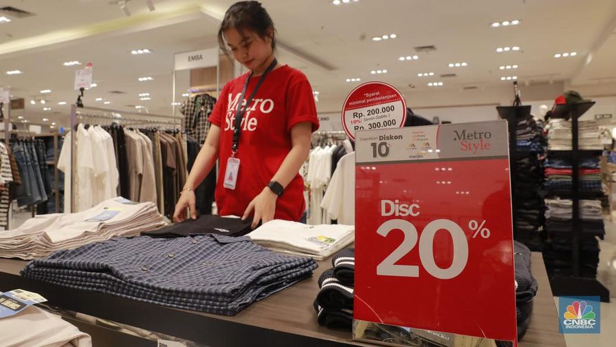 Sejumlah pengunjung menghadiri acara peluncuran Metro Style Department Store di acara Reopening Transmart Cilandak, Jakarta, (30/8/2024). (վ/Muhammad Sabki)
