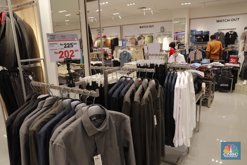 Sejumlah pengunjung menghadiri acara peluncuran Metro Style Department Store di acara Reopening Transmart Cilandak, Jakarta, (30/8/2024). (CNBC Indonesia/Muhammad Sabki)