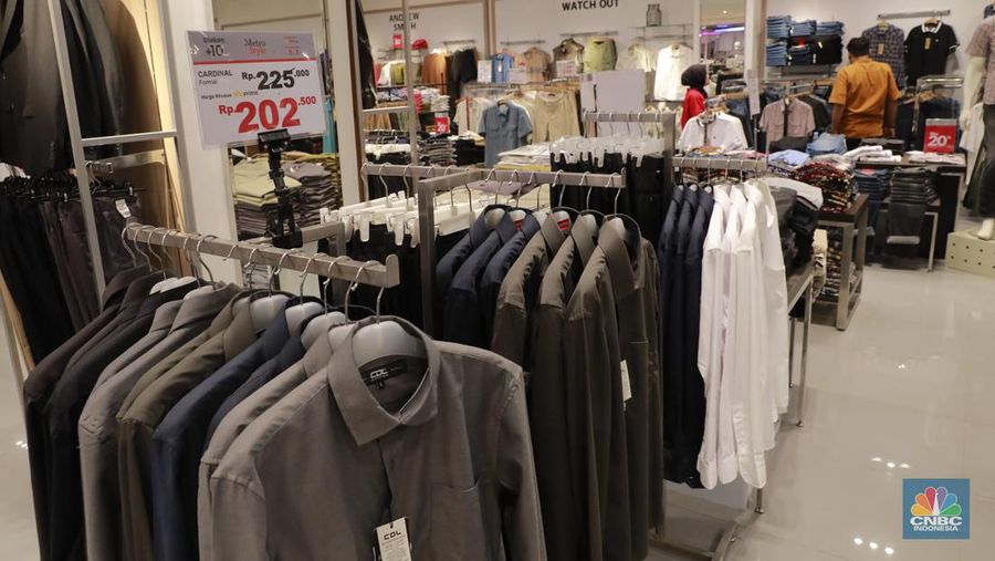 Sejumlah pengunjung menghadiri acara peluncuran Metro Style Department Store di acara Reopening Transmart Cilandak, Jakarta, (30/8/2024). (վ/Muhammad Sabki)