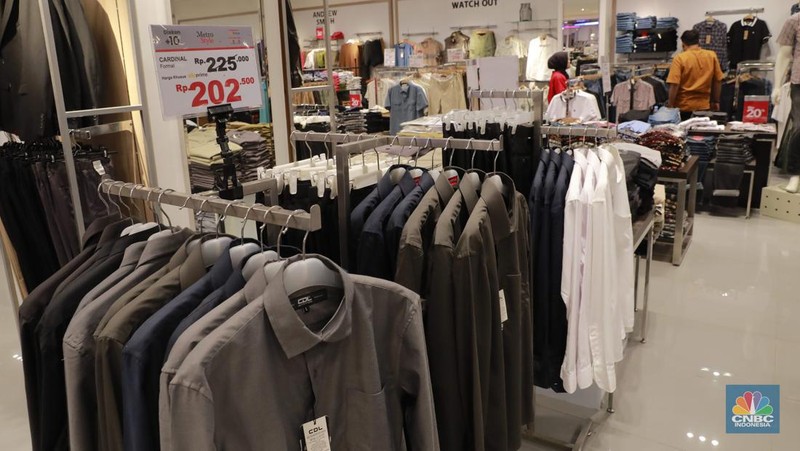 Sejumlah pengunjung menghadiri acara peluncuran Metro Style Department Store di acara Reopening Transmart Cilandak, Jakarta, (30/8/2024). (վ/Muhammad Sabki)