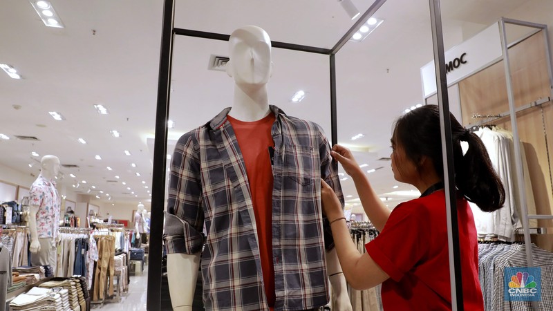 Sejumlah pengunjung menghadiri acara peluncuran Metro Style Department Store di acara Reopening Transmart Cilandak, Jakarta, (30/8/2024). (CNBC Indonesia/Muhammad Sabki)