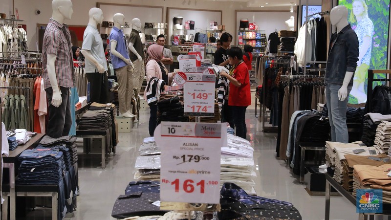 Sejumlah pengunjung menghadiri acara peluncuran Metro Style Department Store di acara Reopening Transmart Cilandak, Jakarta, (30/8/2024). (CNBC Indonesia/Muhammad Sabki)
