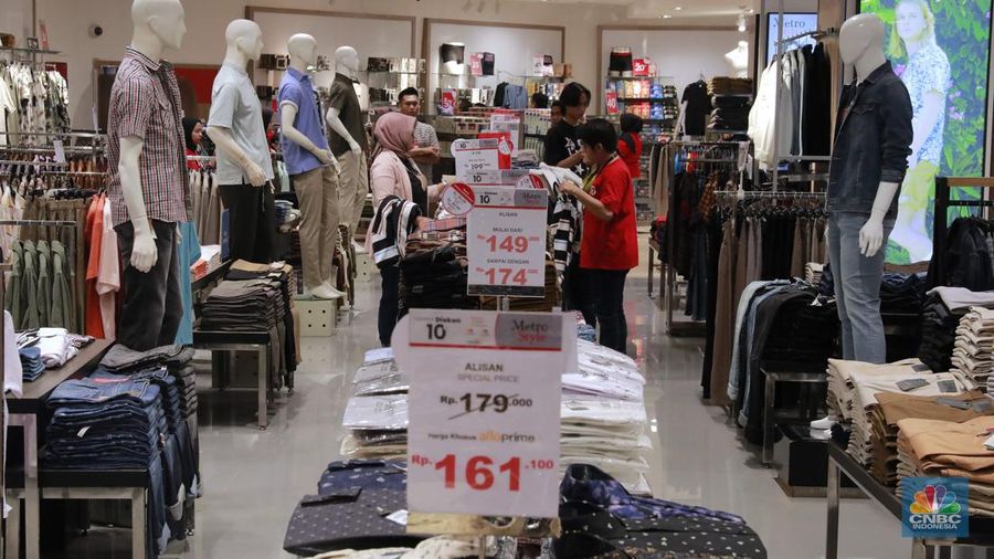 Sejumlah pengunjung menghadiri acara peluncuran Metro Style Department Store di acara Reopening Transmart Cilandak, Jakarta, (30/8/2024). (վ/Muhammad Sabki)
