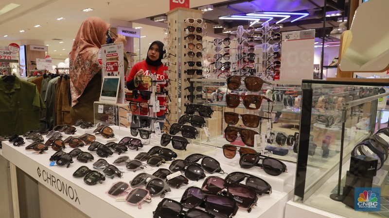Sejumlah pengunjung menghadiri acara peluncuran Metro Style Department Store di acara Reopening Transmart Cilandak, Jakarta, (30/8/2024). (CNBC Indonesia/Muhammad Sabki)