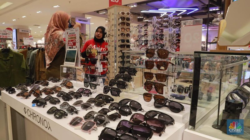 Sejumlah pengunjung menghadiri acara peluncuran Metro Style Department Store di acara Reopening Transmart Cilandak, Jakarta, (30/8/2024). (վ/Muhammad Sabki)