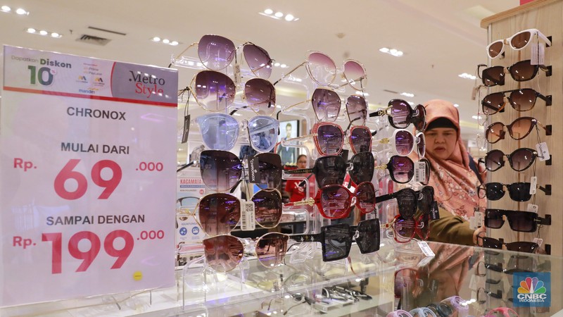 Sejumlah pengunjung menghadiri acara peluncuran Metro Style Department Store di acara Reopening Transmart Cilandak, Jakarta, (30/8/2024). (CNBC Indonesia/Muhammad Sabki)