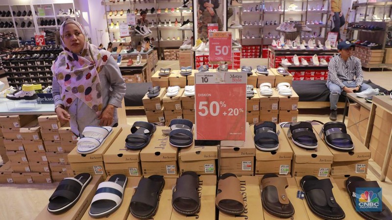 Sejumlah pengunjung menghadiri acara peluncuran Metro Style Department Store di acara Reopening Transmart Cilandak, Jakarta, (30/8/2024). (վ/Muhammad Sabki)