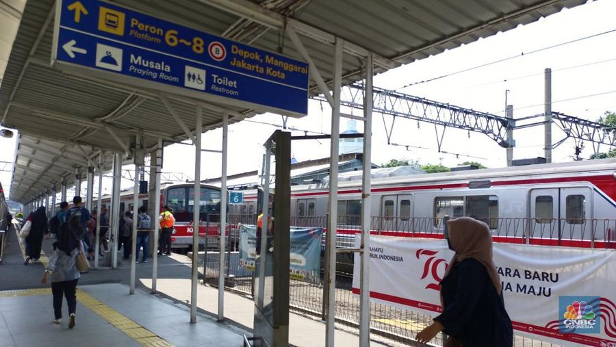 Sejumlah penumpang berjalan di Stasiun Bogor Jumat (30/8/2024). (CNBC Indonesia/Martyasari Rizky)