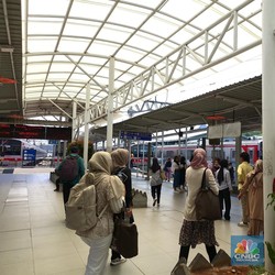 Tarif KRL Jabodetabek Pakai NIK di 2025, Pengguna Ramai-Ramai Teriak