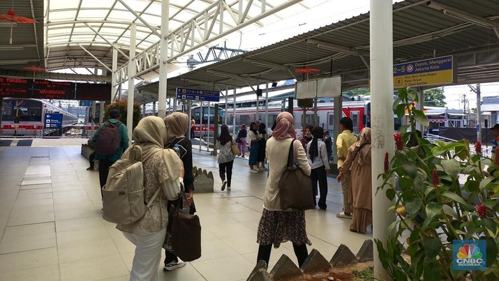 Sejumlah penumpang berjalan di Stasiun Bogor Jumat (30/8/2024). (CNBC Indonesia/Martyasari Rizky)