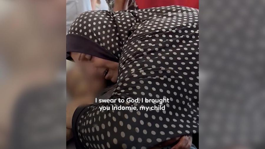 Seorang ibu menangis sambil memangku anaknya yang telah tewas setelah diserang oleh pasukan Israel. (Tangkapan Layar Instagram @trtworld)