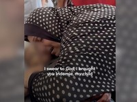 Pilu! Saat Ibu Gaza Bangunkan Anaknya yang Tewas, Janji Bawa Indomie
