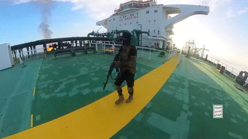 Ledakan terjadi di dek kapal tanker minyak berbendera Yunani Sounion di Laut Merah, dalam gambar selebaran yang dirilis pada 29 Agustus 2024. (Houthi Military Media/Handout via REUTERS)