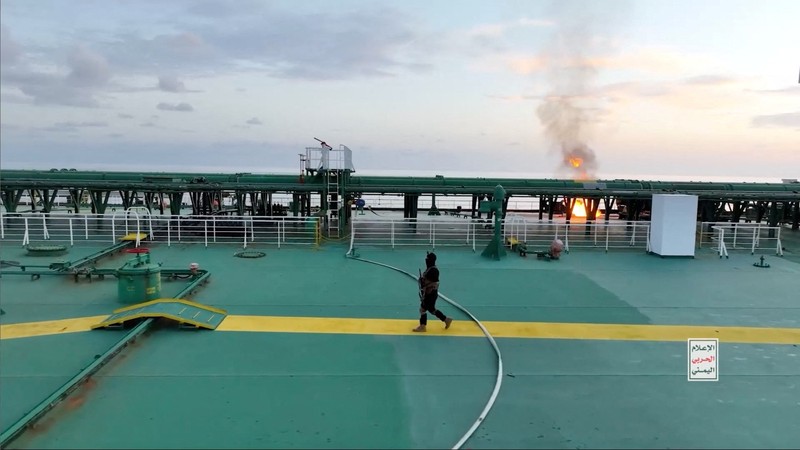 Ledakan terjadi di dek kapal tanker minyak berbendera Yunani Sounion di Laut Merah, dalam gambar selebaran yang dirilis pada 29 Agustus 2024. (Houthi Military Media/Handout via REUTERS)