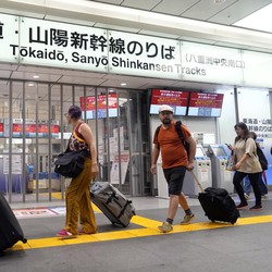 Potret Shinkansen-Bandara Jepang Lumpuh Gegara Topan Shanshan