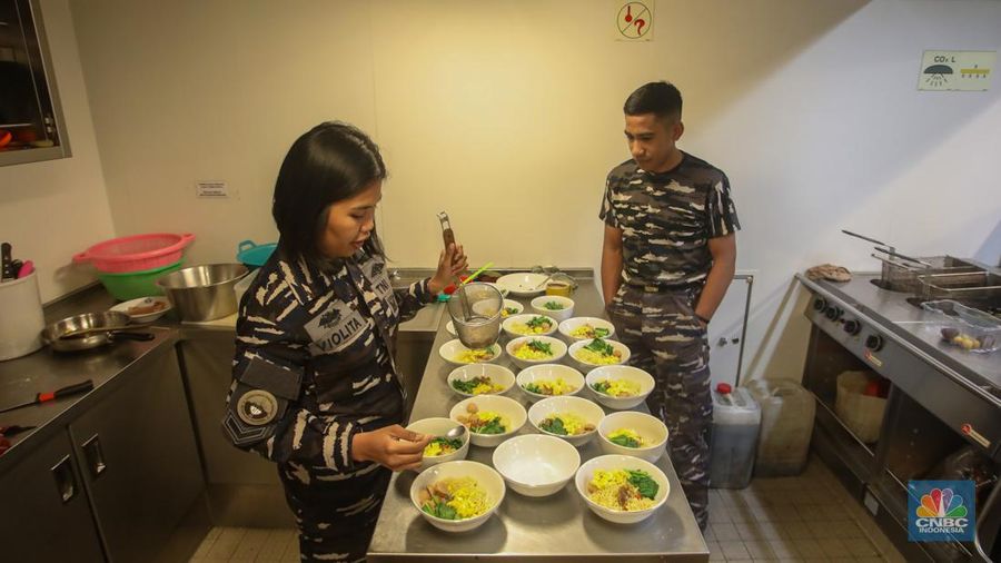 Anggota TNI AL saat berada pada Kapal Perang Republik Indonesia (KRI) Raden Eddy Martadinata (REM)-331 saat sandar di Pelabuhan Benoa, Bali, Sabtu (31/8/2024). (CNBC Indonesia/Faisal Rahman)