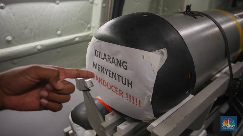 Anggota TNI AL saat berada pada Kapal Perang Republik Indonesia (KRI) Raden Eddy Martadinata (REM)-331 saat sandar di Pelabuhan Benoa, Bali, Sabtu (31/8/2024). (CNBC Indonesia/Faisal Rahman)