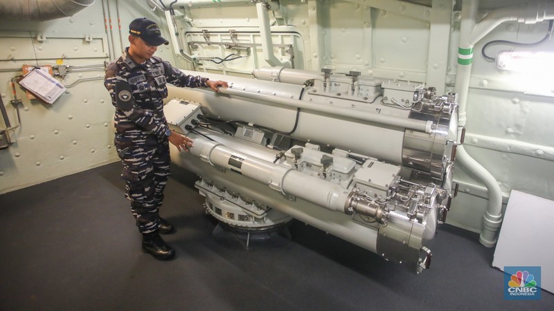 Anggota TNI AL saat berada pada Kapal Perang Republik Indonesia (KRI) Raden Eddy Martadinata (REM)-331 saat sandar di Pelabuhan Benoa, Bali, Sabtu (31/8/2024). (CNBC Indonesia/Faisal Rahman)