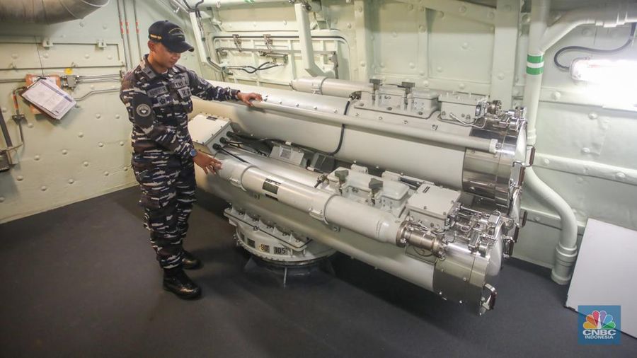 Anggota TNI AL saat berada pada Kapal Perang Republik Indonesia (KRI) Raden Eddy Martadinata (REM)-331 saat sandar di Pelabuhan Benoa, Bali, Sabtu (31/8/2024). (CNBC Indonesia/Faisal Rahman)
