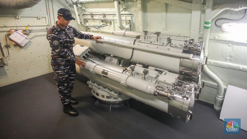 Anggota TNI AL saat berada pada Kapal Perang Republik Indonesia (KRI) Raden Eddy Martadinata (REM)-331 saat sandar di Pelabuhan Benoa, Bali, Sabtu (31/8/2024). (CNBC Indonesia/Faisal Rahman)