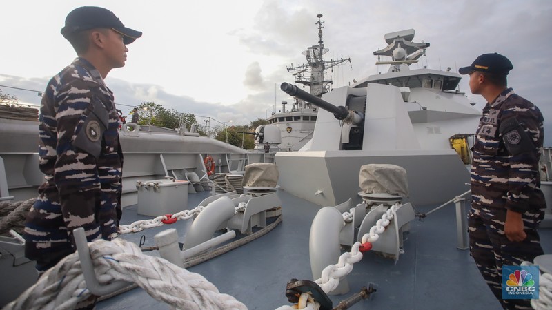 Anggota TNI AL saat berada pada Kapal Perang Republik Indonesia (KRI) Raden Eddy Martadinata (REM)-331 saat sandar di Pelabuhan Benoa, Bali, Sabtu (31/8/2024). (CNBC Indonesia/Faisal Rahman)