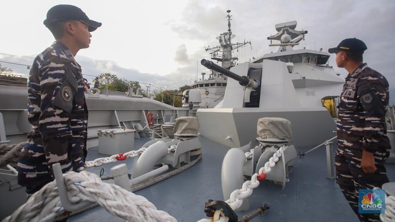Anggota TNI AL saat berada pada Kapal Perang Republik Indonesia (KRI) Raden Eddy Martadinata (REM)-331 saat sandar di Pelabuhan Benoa, Bali, Sabtu (31/8/2024). (CNBC Indonesia/Faisal Rahman)