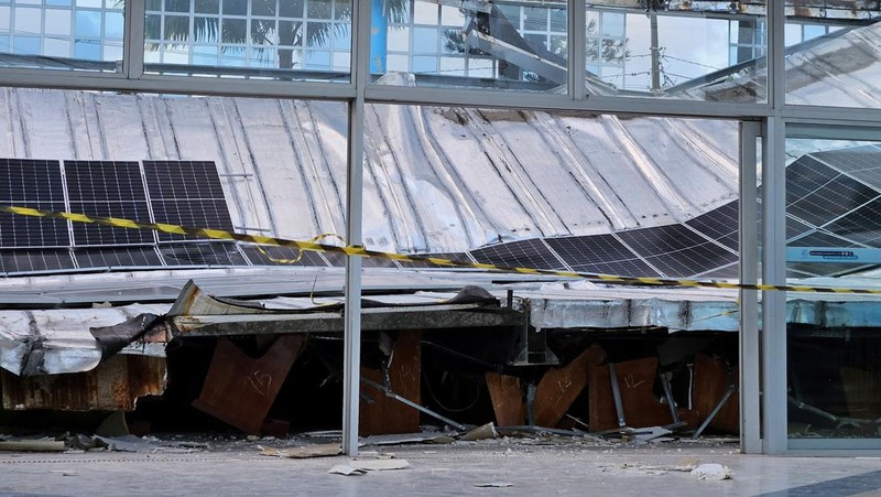Setidaknya dua orang tewas di Brasil setelah atap gereja di kota pesisir Recife runtuh pada hari Jumat (30/8/2024). (Tangkapan Layar Video Reuters/TV GLOBO)