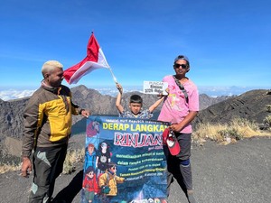 Bareng Ayah, Bocah SD Mendaki Gunung Rinjani Peringati HUT RI