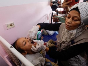 Vaksinasi Polio Hari Pertama dan Kedua di Gaza Lampaui Target WHO