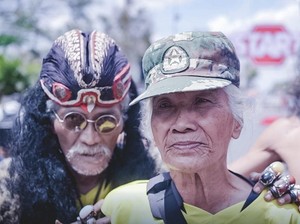 Kakek Asal Belanda Ikut Gerak Jalan Tanggul Jember Tradisional Sejauh 31 Km
