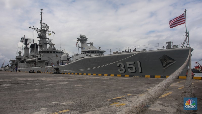Kapal Perang Republik Indonesia (KRI) sandar di Pelabuhan Tanjung Benoa, Bali, Sabtu (31/8/2024). (CNBC Indonesia/Faisal Rahman)
