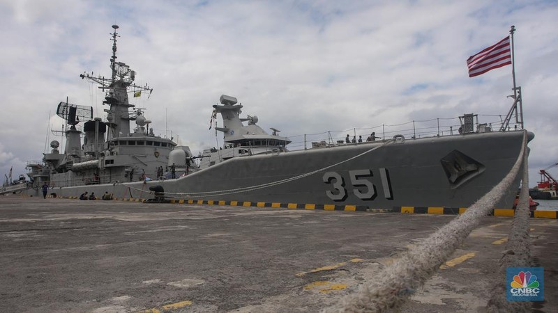 Kapal Perang Republik Indonesia (KRI) sandar di Pelabuhan Tanjung Benoa, Bali, Sabtu (31/8/2024). (CNBC Indonesia/Faisal Rahman)