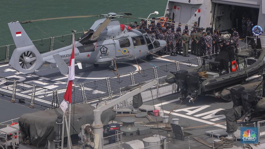 Anggota TNI AL saat berada pada Kapal Perang Republik Indonesia (KRI) Raden Eddy Martadinata (REM)-331 saat sandar di Pelabuhan Benoa, Bali, Sabtu (31/8/2024). (CNBC Indonesia/Faisal Rahman)