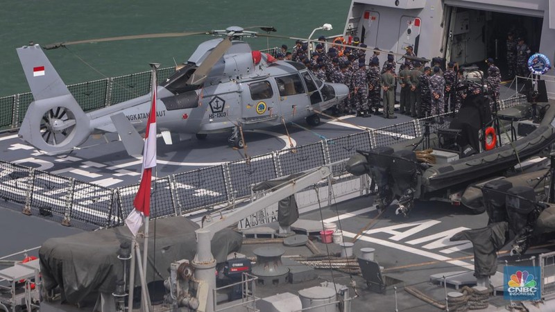 Anggota TNI AL saat berada pada Kapal Perang Republik Indonesia (KRI) Raden Eddy Martadinata (REM)-331 saat sandar di Pelabuhan Benoa, Bali, Sabtu (31/8/2024). (CNBC Indonesia/Faisal Rahman)