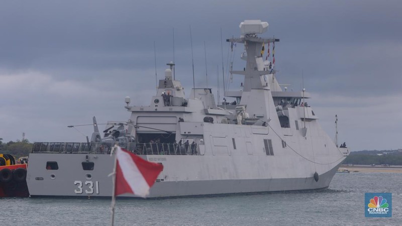Anggota TNI AL saat berada pada Kapal Perang Republik Indonesia (KRI) Raden Eddy Martadinata (REM)-331 saat sandar di Pelabuhan Benoa, Bali, Sabtu (31/8/2024). (CNBC Indonesia/Faisal Rahman)