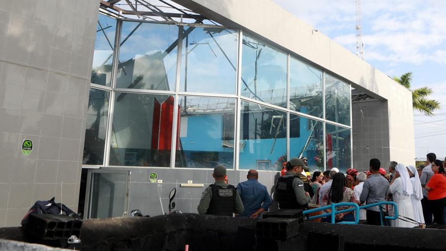 Setidaknya dua orang tewas di Brasil setelah atap gereja di kota pesisir Recife runtuh pada hari Jumat (30/8/2024). (Tangkapan Layar Video Reuters/TV GLOBO)
