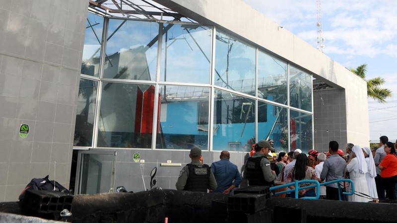 Setidaknya dua orang tewas di Brasil setelah atap gereja di kota pesisir Recife runtuh pada hari Jumat (30/8/2024). (Tangkapan Layar Video Reuters/TV GLOBO)