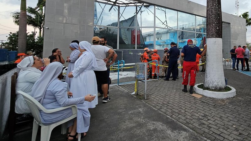 Setidaknya dua orang tewas di Brasil setelah atap gereja di kota pesisir Recife runtuh pada hari Jumat (30/8/2024). (Tangkapan Layar Video Reuters/TV GLOBO)