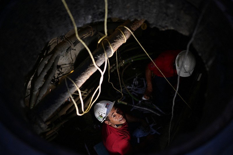 Pemandangan gedung-gedung dalam kegelapan saat listrik padam, meskipun listrik sudah kembali menyala di beberapa bagian kota dan negara, setelah pemadaman listrik nasional, di Maracaibo, Venezuela, 30 Agustus 2024. (REUTERS/Isaac Urrutia)