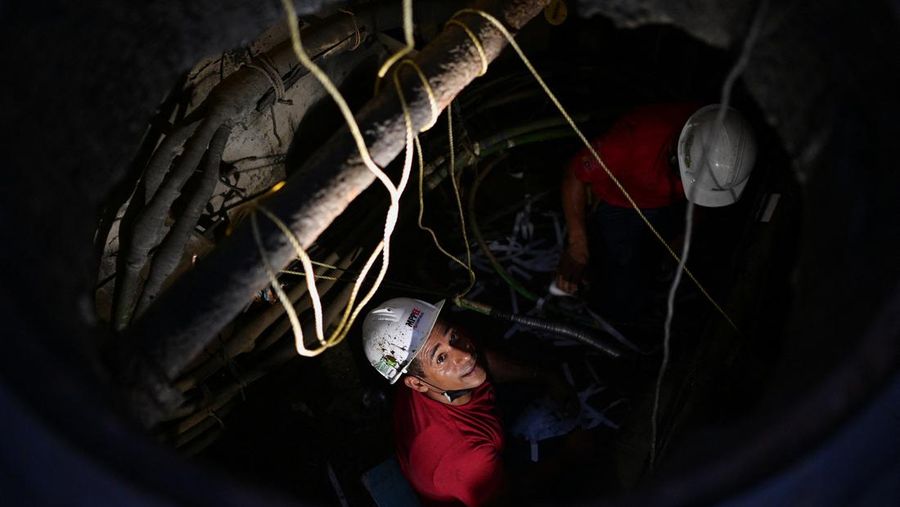 Pemandangan gedung-gedung dalam kegelapan saat listrik padam, meskipun listrik sudah kembali menyala di beberapa bagian kota dan negara, setelah pemadaman listrik nasional, di Maracaibo, Venezuela, 30 Agustus 2024. (REUTERS/Isaac Urrutia)