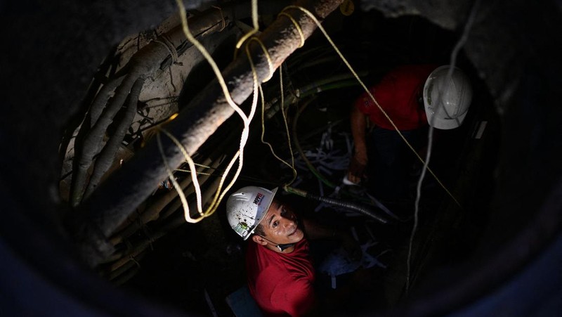 Pemandangan gedung-gedung dalam kegelapan saat listrik padam, meskipun listrik sudah kembali menyala di beberapa bagian kota dan negara, setelah pemadaman listrik nasional, di Maracaibo, Venezuela, 30 Agustus 2024. (REUTERS/Isaac Urrutia)